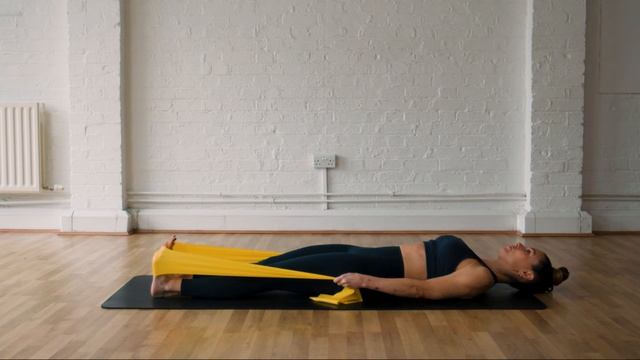 How To Test Your Core Strength! | The Pilates Roll Up смотреть онлайн