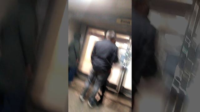 Исполняет перед 1000 людьми в 5 утра на метро смотреть онлайн