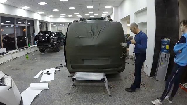 Как клеить пленку одному / Оклейка багажника Mercedes-Benz Vito смотреть онлайн