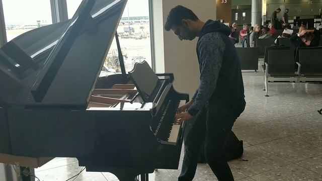 City Of Stars - La La Land - London Heathrow Airport - Piano Cover смотреть онлайн