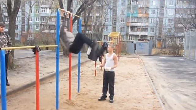 Упал С Турника И Сломал РУКУ НАПОПОЛАМ! | Самые жесткие падения с турника! смотреть онлайн