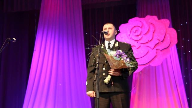 0512: муж поздравляет свою жену с 8 марта смотреть онлайн