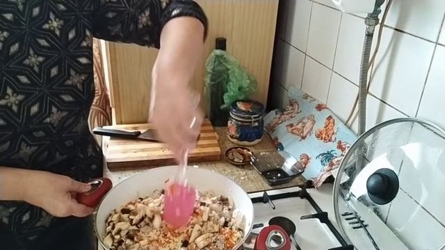 КАК ПРИГОТОВИТЬ СВИНИНУ С РИСОМ И ГРИБАМИ В СКОВОРОДЕ КАК ПЛОВ.ВКУСНО.БЫСТРО. смотреть онлайн