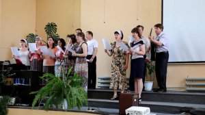 Над церковными куполами небо синее синее