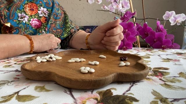 [ГАДАНИЕ НА БОБАХ] Какие подарки и чувства на пороге смотреть онлайн