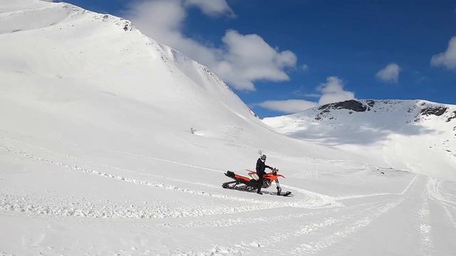 ПОКАТУШКА НА СНОУБАЙКАХ В ХИБИНАХ смотреть онлайн