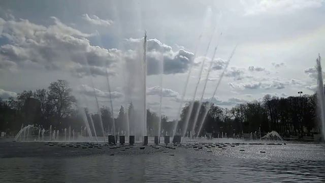 Музыкальный фонтан в парке Горького в Москве 2018. смотреть онлайн