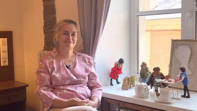 Женское в искусстве. Художник Лариса Резниченко о выставке «Путь в лето» в Trezzini Art Hotel смотреть онлайн