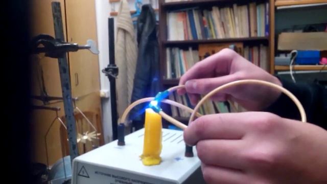 Как зажечь свечу с помощью тока смотреть онлайн
