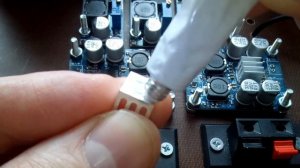 Приклеивание алюминиевых радиаторов на микросхемы