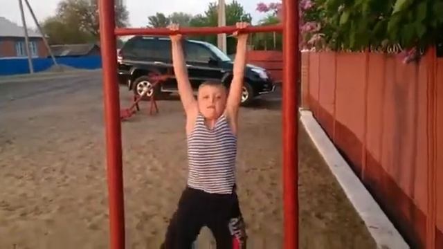 Старший внук 6 лет Сдаёт зачёт по подтягиванию мне по видео в честь Дня Победы! смотреть онлайн