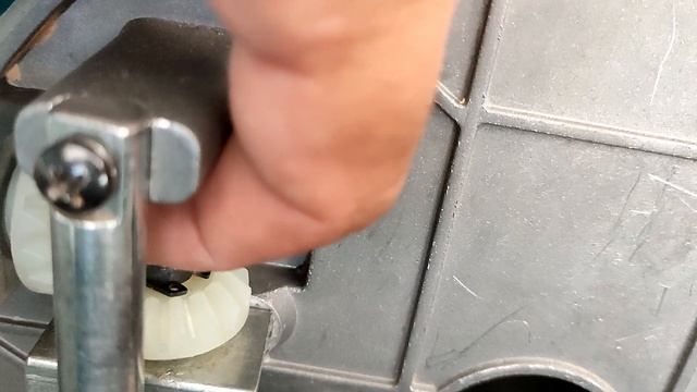 Cambio de engranes Makita MLT100 смотреть онлайн
