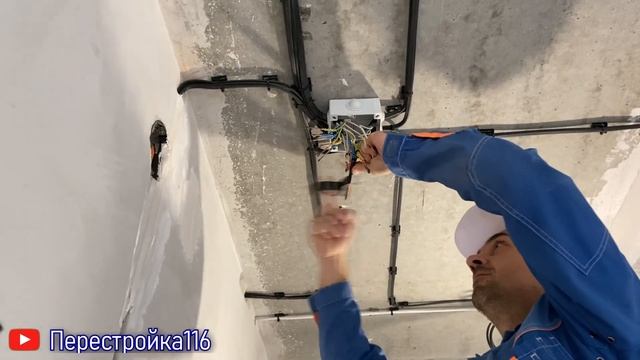 Сварка проводов в распаечной коробке. Монтаж распаечное коробки. смотреть онлайн