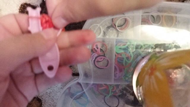 Плету из резинок вишенку🍒