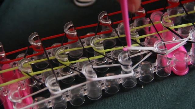 Тройной браслет из резинок Rainbow Loom Bands. смотреть онлайн