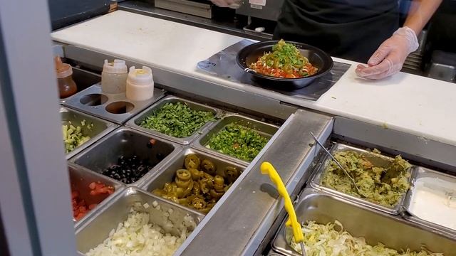 KETO AT MOE'S SOUTHWEST GRILL | How To Order | Quick KETO Review | KETO / LOW CARB FAST FOOD