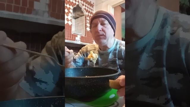 Ем солянку со сковороды