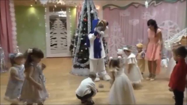 ❄❄❄ ТАНЕЦ ДЛЯ СНЕГОВИКА ❄❄❄ Новогодний праздник в детском саду. ЯСЕЛЬНАЯ ГРУППА смотреть онлайн
