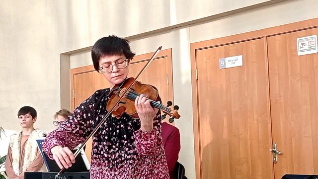 С Рождеством Вас! Сегодня эта скрипка поет о небесах для всех нас ✨ смотреть онлайн