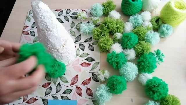 DIY новогодний декор - елочка из помпонов (пряжи) смотреть онлайн