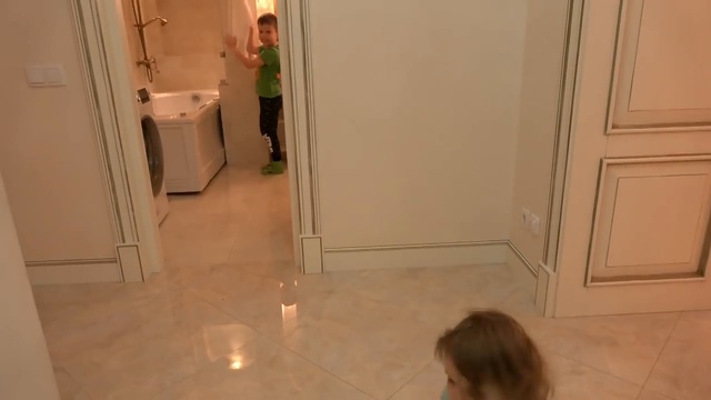 Челлендж НЕ РАЗБУДИ папу Пукаем шариком Дуем мыльные пузыри в постели и вода в к смотреть онлайн