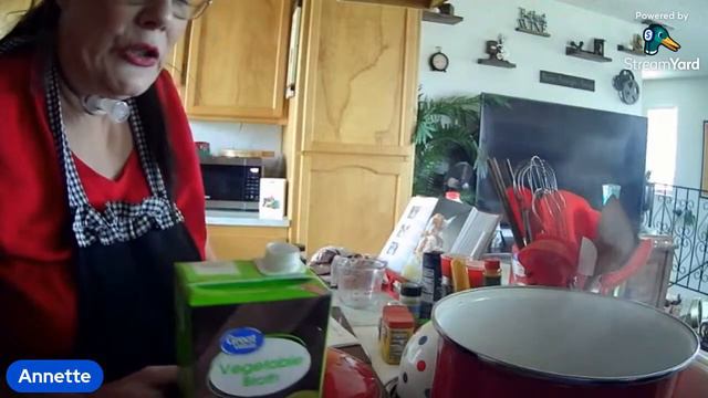 Annette Goes into the Kitchen! Homemade Clam Chowder & Ina Garten's Cheddar Dill Cornbread! смотреть онлайн