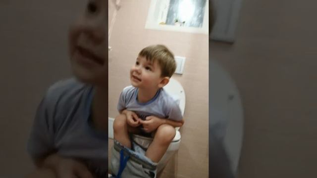 Ребёнок учится ходить на унитаз смотреть онлайн
