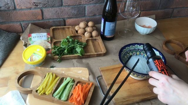 Спринг-роллы с креветками и ореховым соусом смотреть онлайн