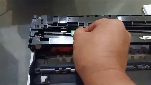 Replacing the Toner Cartridge of Brother HL-L5100DN Printer смотреть онлайн