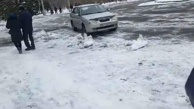 НА УЛИЦЕ СНЕГ И МОРОЗ НАБРАЛ ВОДЫ. ПОЛУЧИЛ БЕСПЛАТНЫЙ ХЛЕБ. УЗНАЛ ИМЯ ХЛЕБНОЙ ЛЯЛЕЧКИ смотреть онлайн