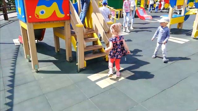Элина играет на большой и яркой Детской игровой площадке. смотреть онлайн