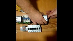 Схема АВР с приоритетом на контакторах и реле контроля фаз.