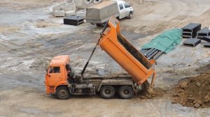 Самосвальчик едет, чтобы выгрузить грунт.