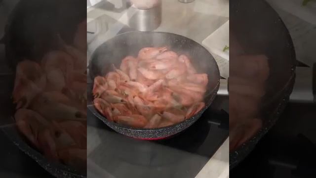 Креветки жареные в панцире с чесноком на сковороде рецепт #Shorts смотреть онлайн