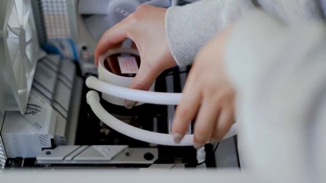 aesthetic white gaming pc | building with the new nzxt h5 and kraken 240 rgb for the first time смотреть онлайн