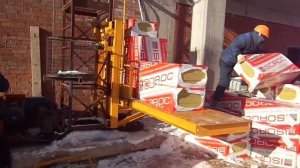 Машинист подъемника и вспомогательный рабочий