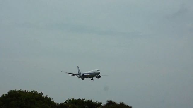Panasonic Lumix DMC-TZ7 HD Video All Nippon Airways B767-300 Landing in Narita Airport (2) смотреть онлайн