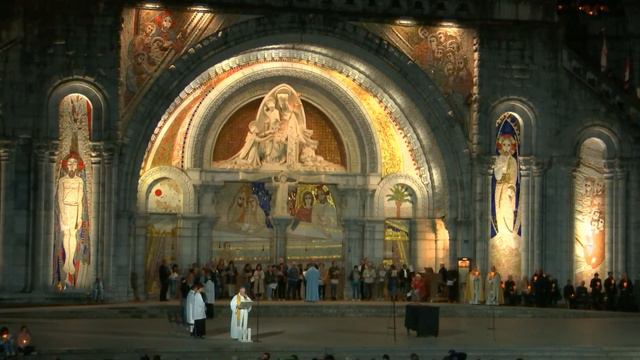 Procession Mariale aux flambeaux at the Sanctuaire de Lourdes | 26 April 2023 смотреть онлайн