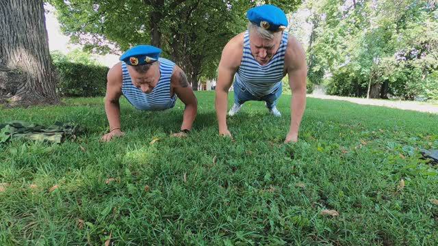 Ветераны Воздушно-Десантных войск идут на рекорд по отжиманиям. Москва 2 августа 2024. Парк Горького
