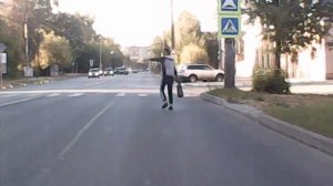 Пьяная девушка на дороге!