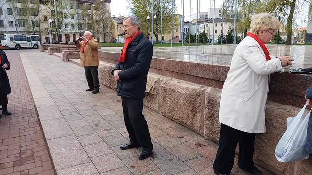 День рождения Ленина в Гродно - коммунисты у памятника вождю, 23 апреля 2016 г. смотреть онлайн