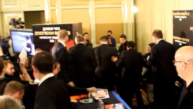 Джеки Чан в Москва короткая раздача автографов смотреть онлайн