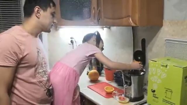 Выжили сок из цитрусовых! Витамины! смотреть онлайн