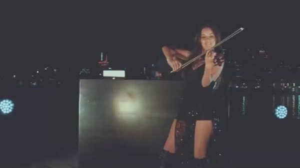 DeVille at V&A Waterfront NYE 2022 - Electric Violin & DJ Collab.mp4