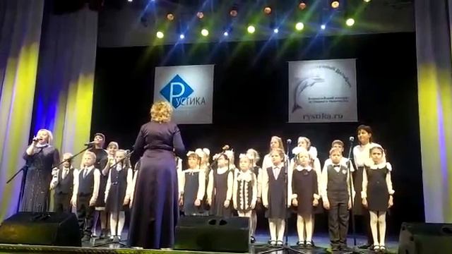 "Россия -это мы" исполняет сводный хор "Родники России" МОБУ СОШ 64, 80 , МДОБУ "Д/с 46" 2022 г смотреть онлайн