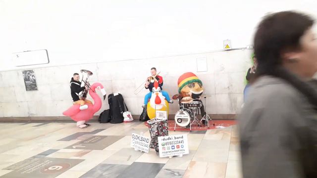 Группа Дудки-бэнд играет в переходе на станцию Китай-город смотреть онлайн