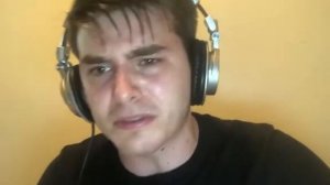 Чувак стучит по клавиатуре (мем)