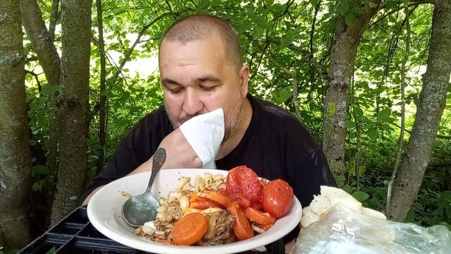Обжор - курица тушеная в казане с морковью, луком и макаронами смотреть онлайн