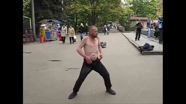 бомж танцует под дафт панк