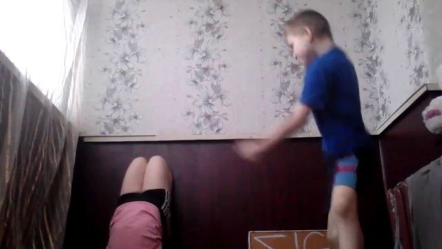 Учу свою сестру стойке на локтях смотреть онлайн